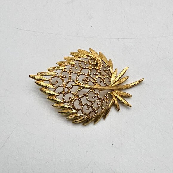 Vintage Signed MONET Brushed Textured Gold Tone STRAWBERRY Pin Brooch - Picture 2 of 4